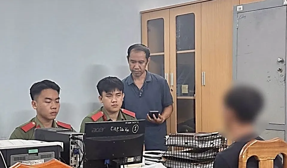 Công an phường Biên Hòa, tỉnh Đồng Nai mời làm việc và lập biên bản đối tượng thông tin sai sự thật về mưa lũ. Ảnh: CAT