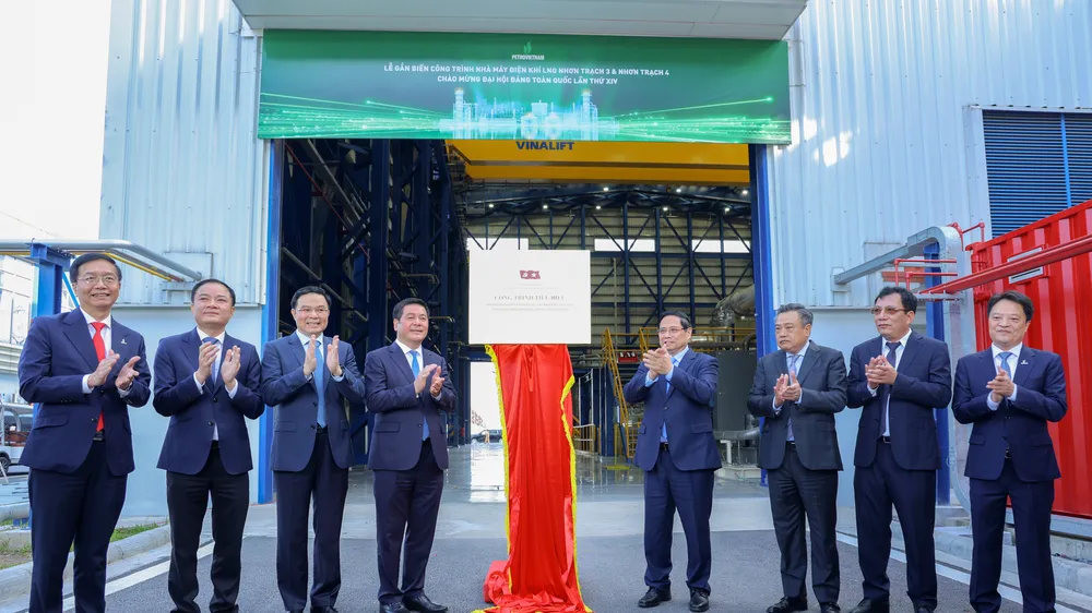 Thủ tướng Chính phủ Phạm Minh Chính và các đại biểu thực hiện gắn biển cho công trình tiêu biểu chào mừng Đại hội Đảng toàn quốc lần thứ XIV