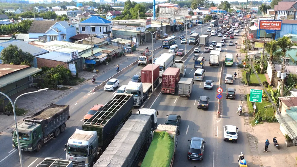 Xe cộ nối đuôi nhau trên quốc lộ 51 di chuyển theo hướng về trung tâm TPHCM, chiều 3-1