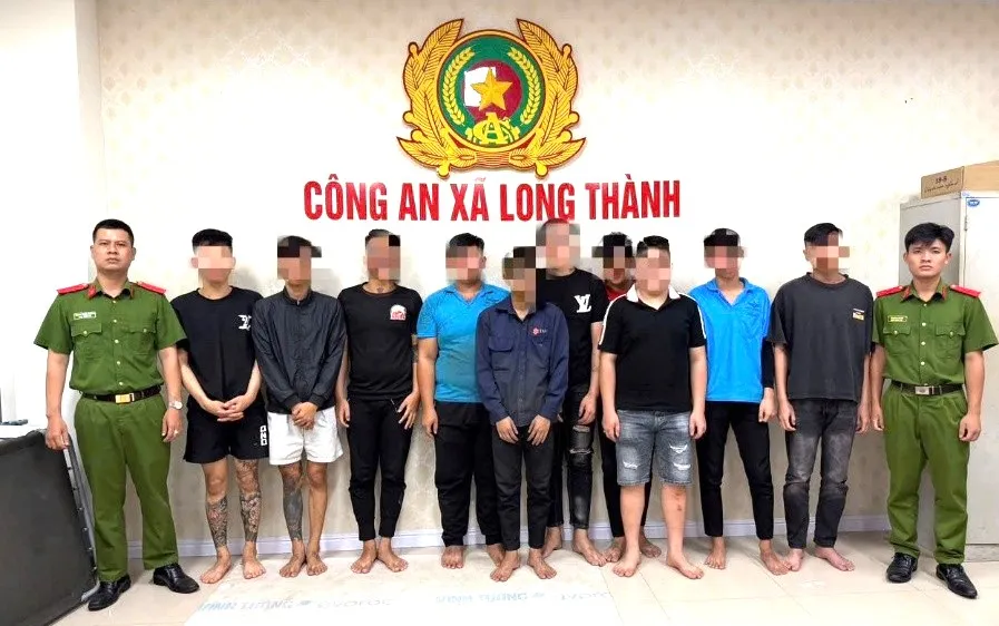 Các đối tượng liên quan trong vụ việc gây rối trật tự công cộng bị Công an xã Long Thành mời lên làm việc. Ảnh: CATĐN