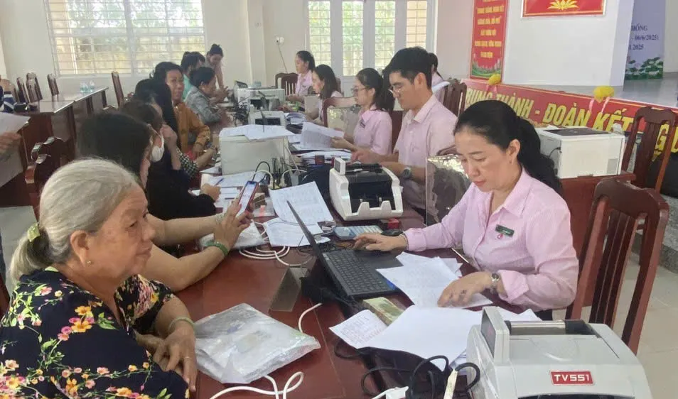 Người dân làm thủ tục vay vốn chính sách tại điểm giao dịch Tam An, xã Long Điền, TPHCM