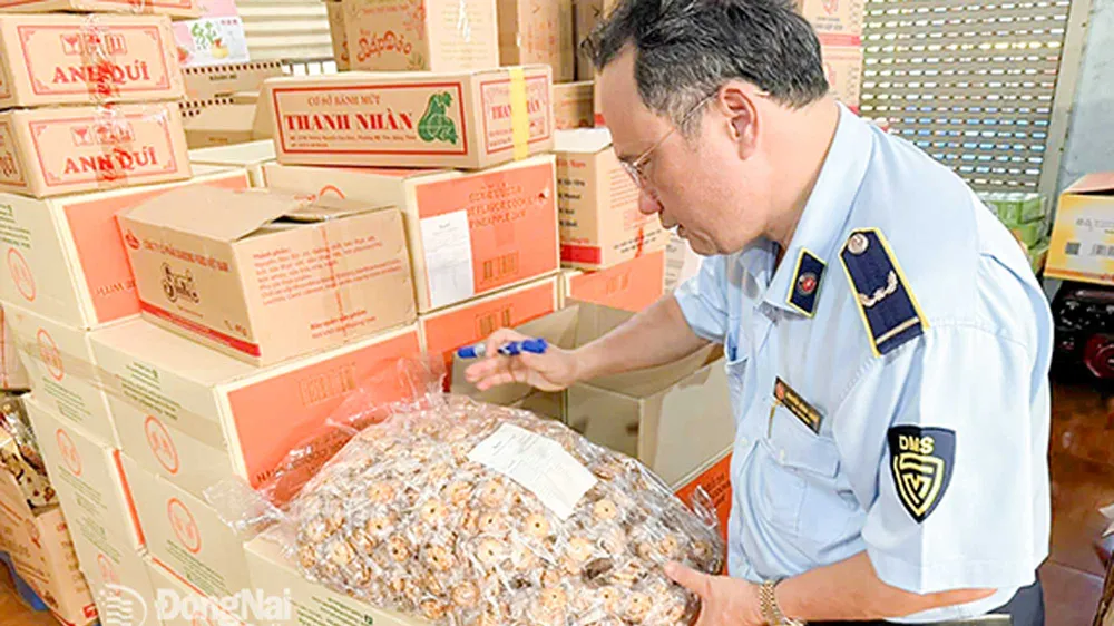 Lực lượng Quản lý thị trường tỉnh Đồng Nai vừa phát hiện và thu giữ hơn 1,4 tấn bánh kẹo, mứt Tết không rõ nguồn gốc xuất xứ