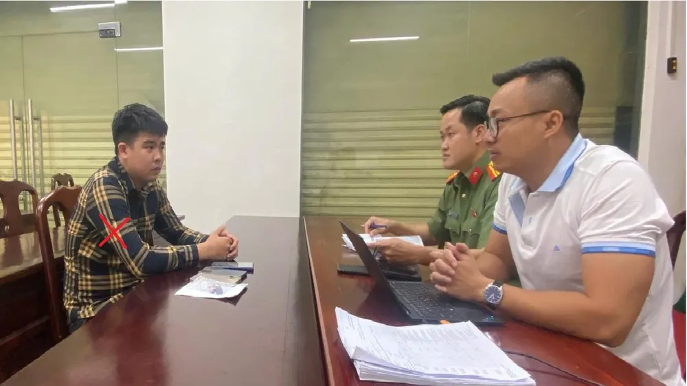 Cơ quan Công an làm việc với đối tượng Hoàng. Ảnh: CATĐN