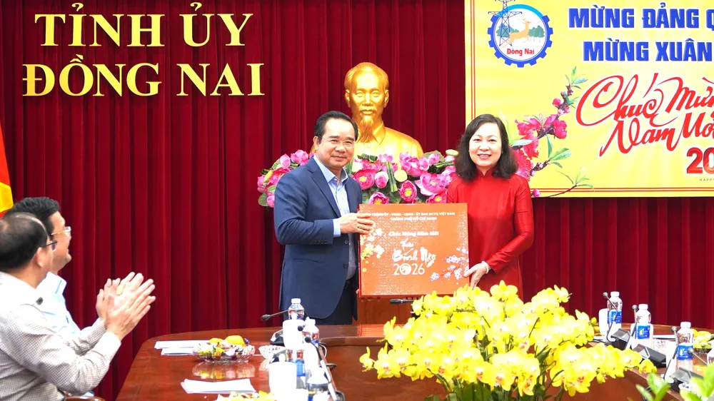 TPHCM trao tặng 500 triệu đồng hỗ trợ tỉnh Đồng Nai chăm lo tết