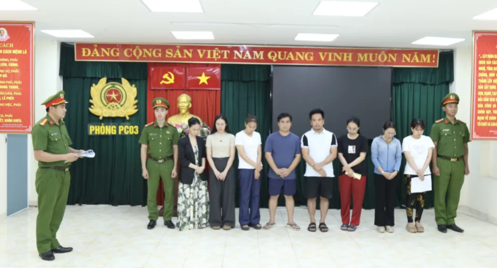 Cơ quan CSĐT Công an tỉnh Đồng Nai thi hành lệnh khởi tố, bắt tạm giam các bị can trong đường dây. Ảnh: CATĐN