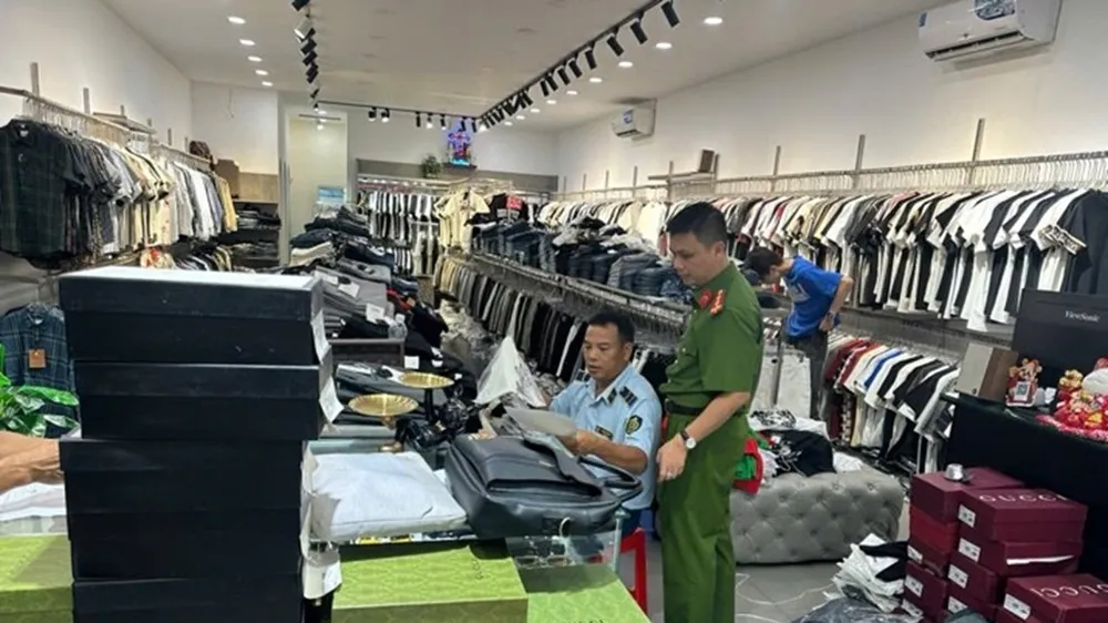 Đồng Nai: Khởi tố 2 bị can kinh doanh hàng giả nhãn hiệu nổi tiếng