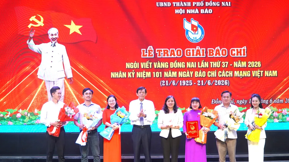 Ban tổ chức trao thưởng cho nhóm tác giả đoạt giải Nhất