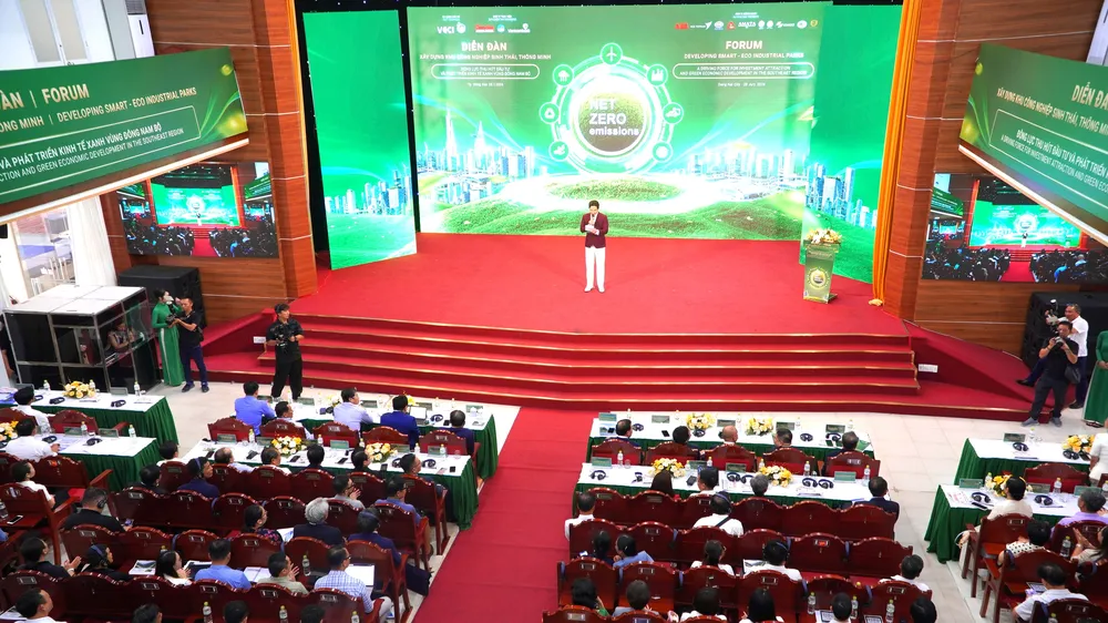 Quang cảnh diễn đàn "Xây dựng khu công nghiệp sinh thái, thông minh: Động lực thu hút đầu tư và phát triển kinh tế xanh vùng Đông Nam bộ". Ảnh: PHÚ NGÂN