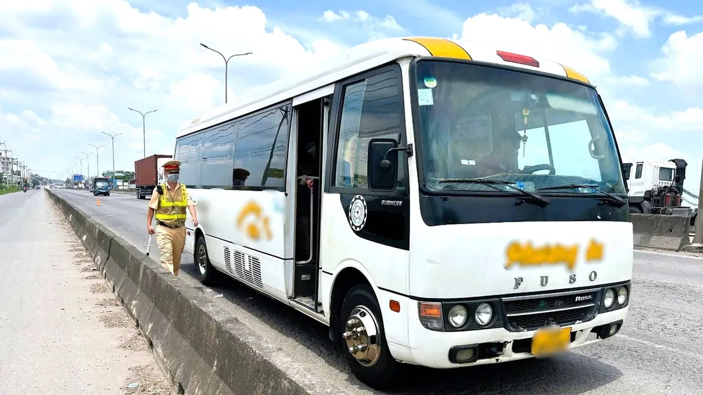 Lực lượng CSGT Công an TP Đồng Nai tăng cường xử lý xe khách vi phạm. Ảnh: CSGT Đồng Nai cung cấp