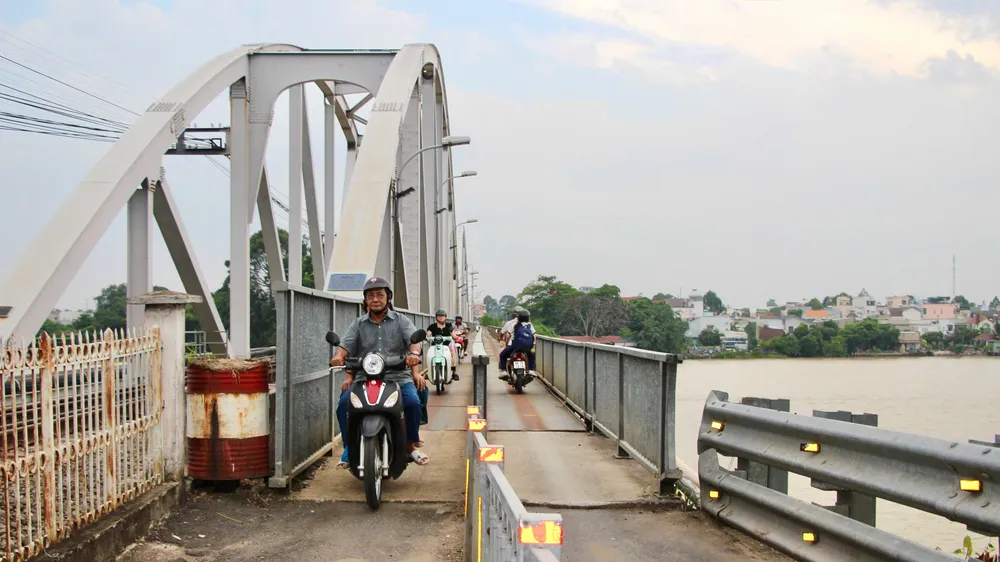 Cầu Ghềnh (TP Đồng Nai) đã được mở lại phần đường bộ sau gần nửa năm tạm đóng. Ảnh: PHÚ NGÂN