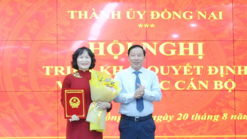 Phó Bí thư Thành ủy, Chủ tịch UBND thành phố Đồng Nai Nguyễn Văn Út trao quyết định của Thủ tướng Chính phủ đối với đồng chí Nguyễn Thị Cát Tiên. Ảnh: PH