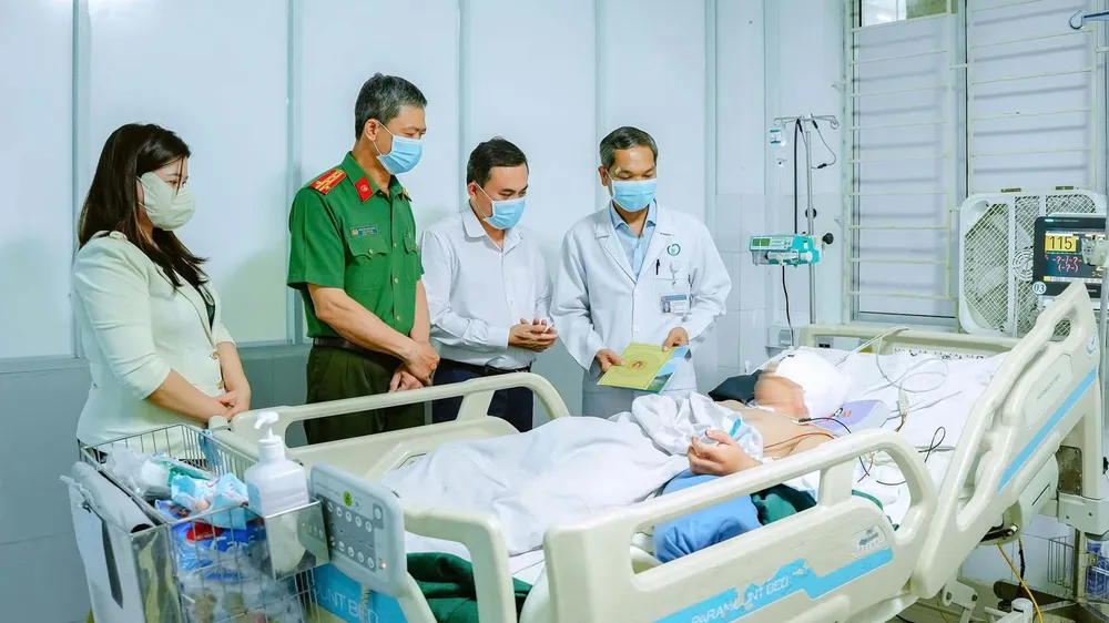 Phó Chủ tịch UBND TP Đồng Nai Lê Trường Sơn thăm hỏi, động viên nạn nhân trong vụ trọng án tại xã Bình Minh. Ảnh: H.H