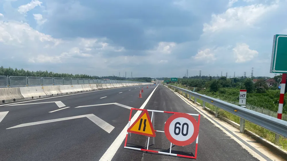 Đoạn đầu đường cao tốc Biên Hòa - Vũng Tàu sẽ được thu hẹp làn xe để thi công khắc phục sự cố sụt lún mặt đường. Ảnh: PHÚ NGÂN