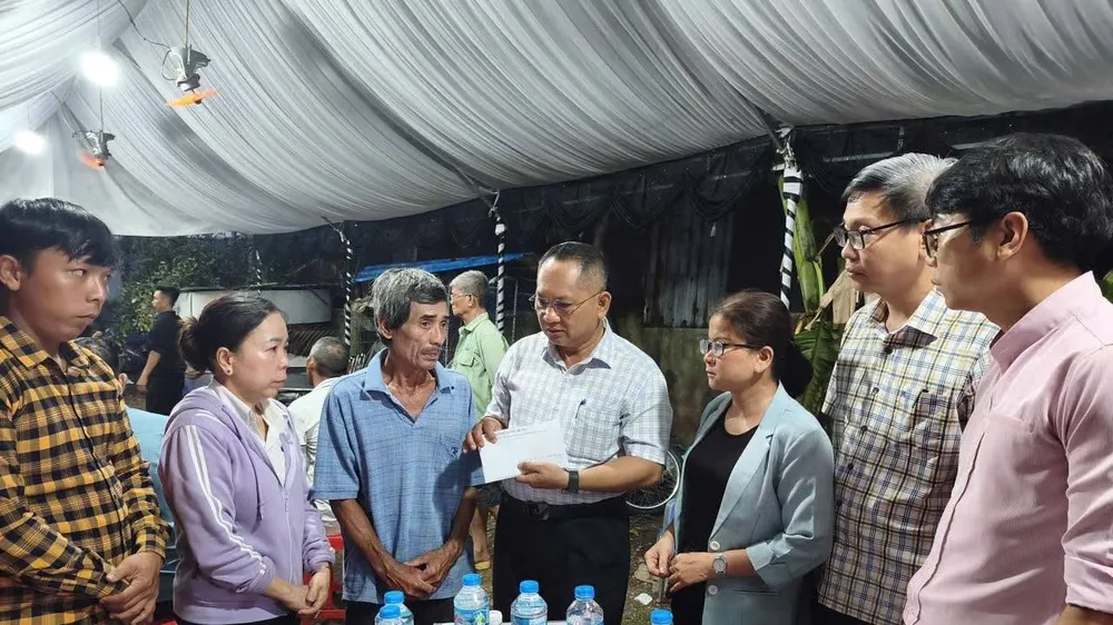Đại diện phường Long Hưng, TP Đồng Nai gửi lời chia buồn, động viên người thân trong vụ tai nạn. Ảnh: Tuyên giáo phường Long Hưng