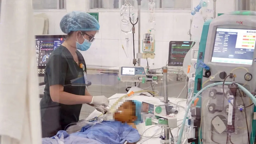 Nhân viên y tế chăm sóc bệnh nhi. Ảnh: BVCC