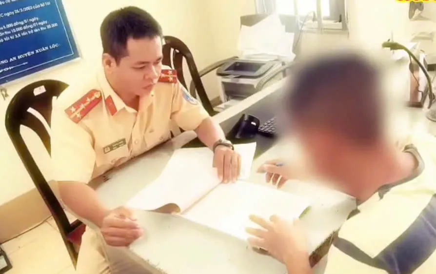 Lực lượng CSGT Công an TP Đồng Nai lập biên bản xử phạt tài xế ô tô tải cố tình vượt đường ngang với sắt gây nguy hiểm. Ảnh: CSGT TPĐN
