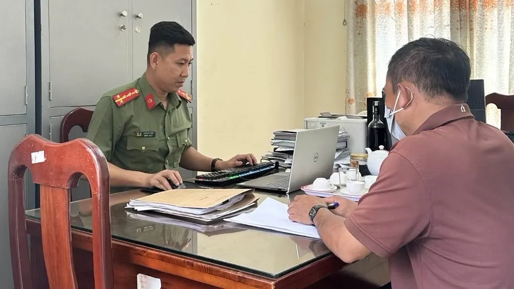 Công an xã Xuân Hòa làm việc với người đàn ông xúc phạm lực lượng CSGT. Ảnh: CA TPĐN