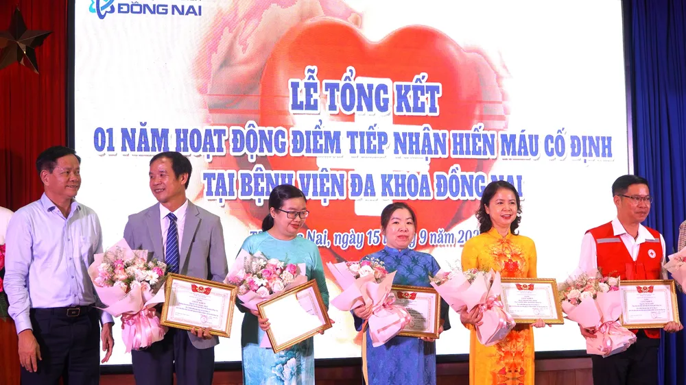 Sở Y tế TP Đồng Nai tặng giấy khen cho các tập thể cá nhân có thành tích trong hoạt động hiến máu tình nguyện. Ảnh: PHÚ NGÂN