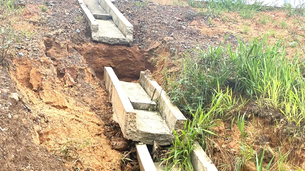 Rãnh thoát nước từ mặt đường cao tốc Biên Hòa - Vũng Tàu xuống mương (đoạn qua TP Đồng Nai) bị gãy nhiều đoạn. Ảnh: PHÚ NGÂN