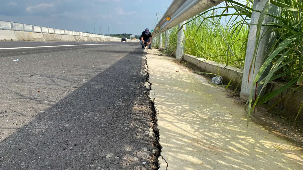 Phần bê tông rìa đường cao tốc Biên Hòa - Vũng Tàu qua TP Đồng Nai gần tách ra khỏi lớp thảm nhựa. Ảnh: PHÚ NGÂN