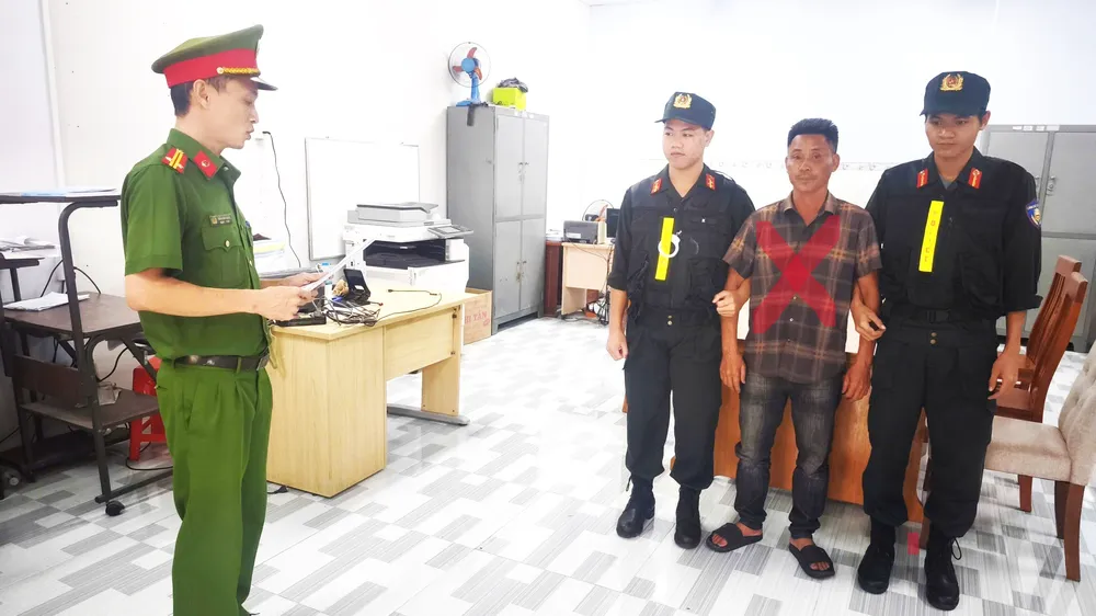Cơ quan CSĐT Công an TP Đồng Nai tống đạt các quyết định. Ảnh: CA TPĐN