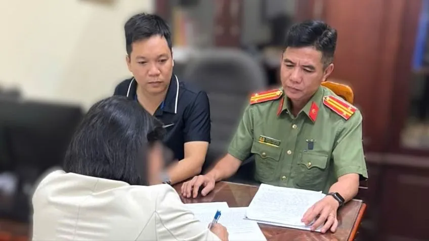 Công an phường Tân Triều phối hợp Phòng nghiệp vụ làm việc với bà Đ.T.T.H. Ảnh: CA TPĐN