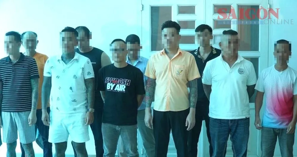 Nhóm đối tượng đóng phim giang hồ đăng mạng bị bắt giữ. Ảnh: PHÚ NGÂN