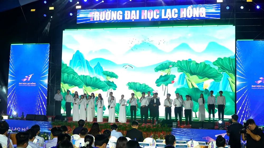 Văn nghệ chào mừng chương trình Ngày hội chào đón tân sinh viên LHU 2026. Ảnh: PHÚ NGÂN