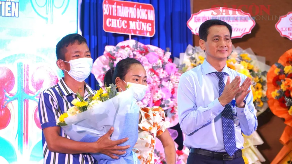 Lãnh đạo Bệnh viện Đa khoa Đồng Nai tặng hoa chúc mừng ca ghép thận đầu tiên đã thực hiện thành công. Ảnh: PHÚ NGÂN