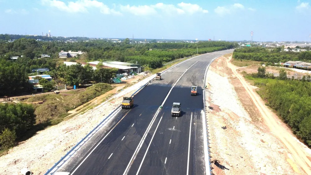 Thi công dự án thành phần 1 đường cao tốc Biên Hòa - Vũng Tàu đoạn qua TP Đồng Nai vào tháng 1-2026. Ảnh PHÚ NGÂN