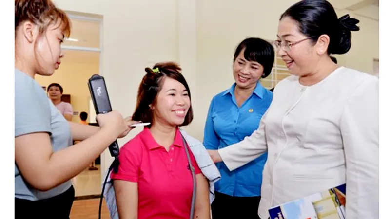Phó Bí thư Thành ủy TPHCM Võ Thị Dung trò chuyện cùng công nhân đang làm đẹp miễn phí tại Nhà văn hóa lao động Khu Công nghệ cao TPHCM