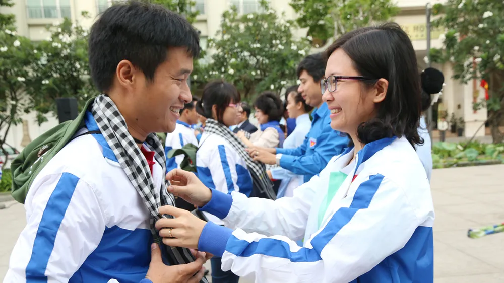 Chiến sĩ tình nguyện được trao khăn rằn trước lúc lên đường sang nước bạn Lào