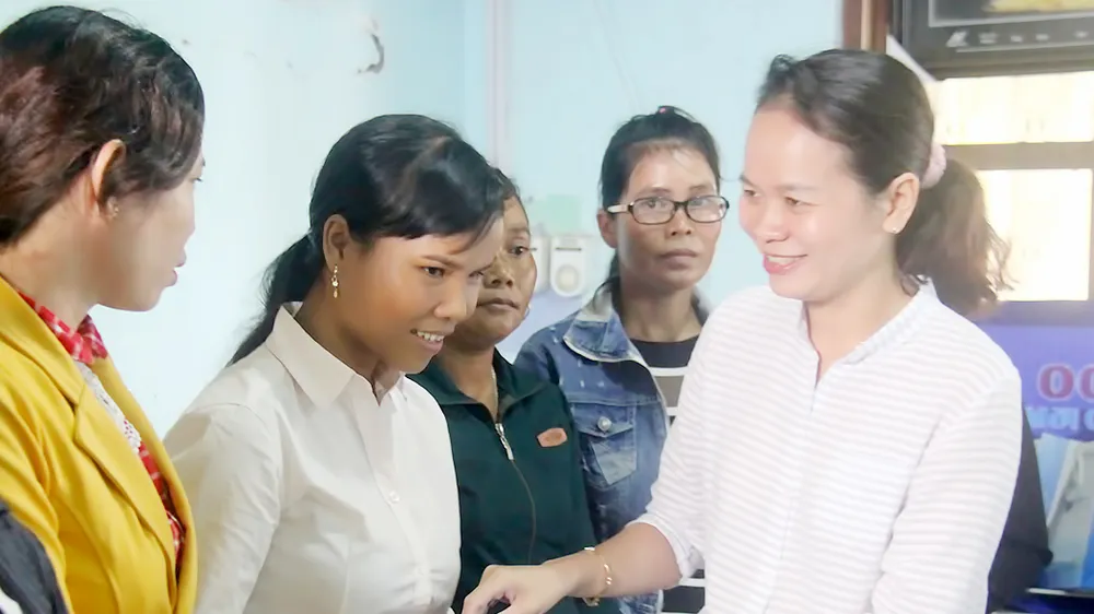 Đại diện Báo SGGP trao học bổng cho các cô đỡ thôn bản ở Gia Lai