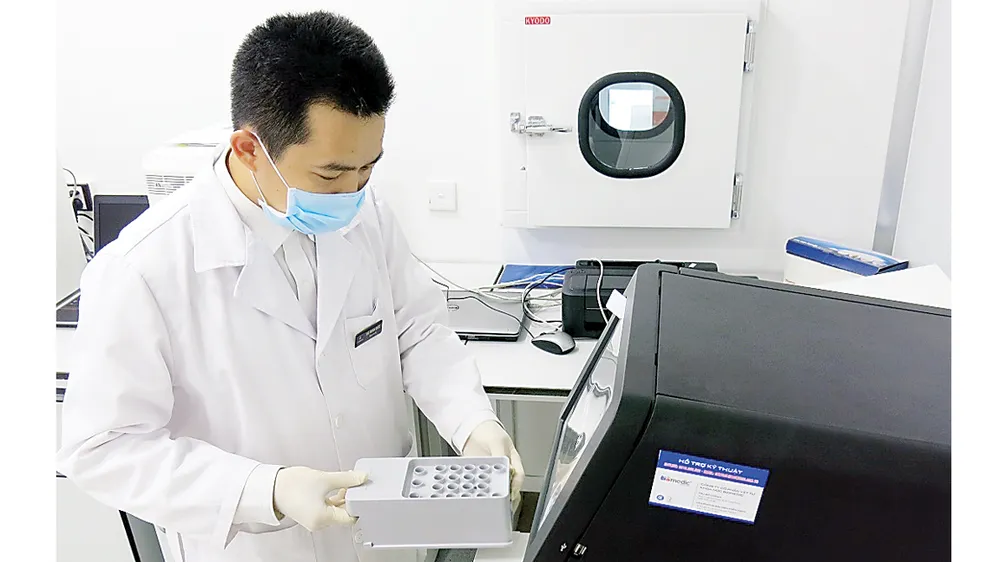 Chuyên viên Viện Công nghệ Gen Vinmec thực hiện giải trình tự ADN ty thể  trên máy giải trình tự gen thế hệ mới Miseq