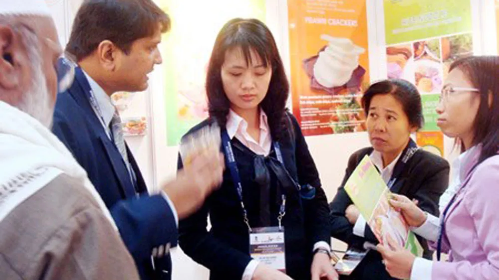 Các doanh nhân trao đổi thông tin và tìm hiểu tại Hội chợ thương mại Ấn Độ - ASEAN.