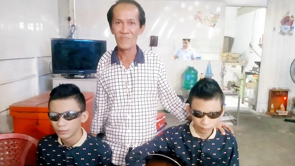 Bán vé số nuôi 2 cháu mù lòa