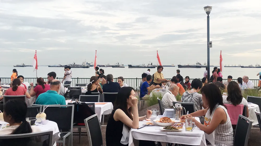 Những gia đình bản xứ ăn mừng Ngày Quốc khánh ở nhà hàng bên bãi biển East Coast