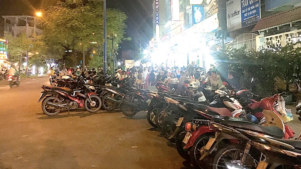 Vỉa hè bị tái lấn chiếm