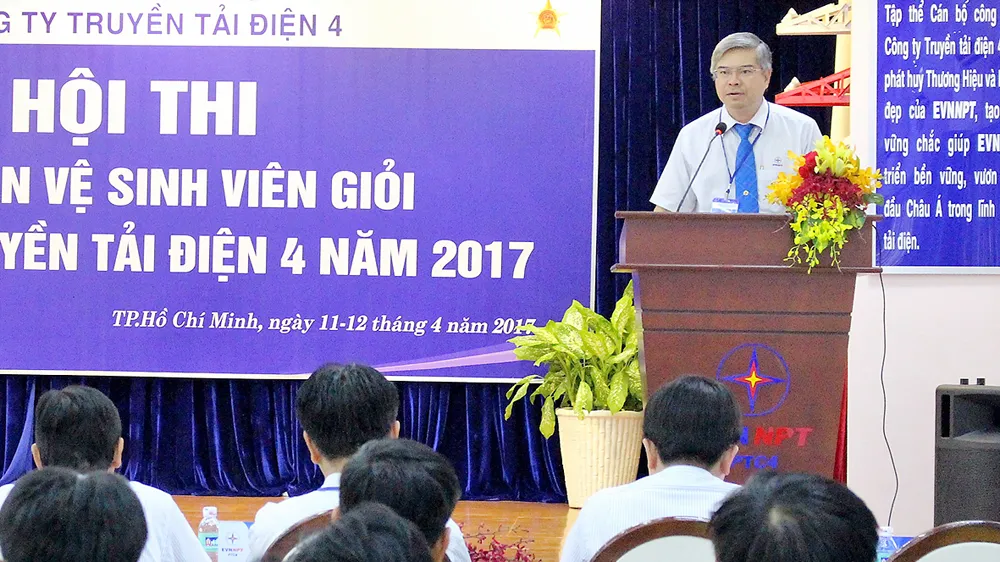 Kỹ sư Nguyễn Văn Hóa tham gia tổ chức một hội thi trong đơn vị