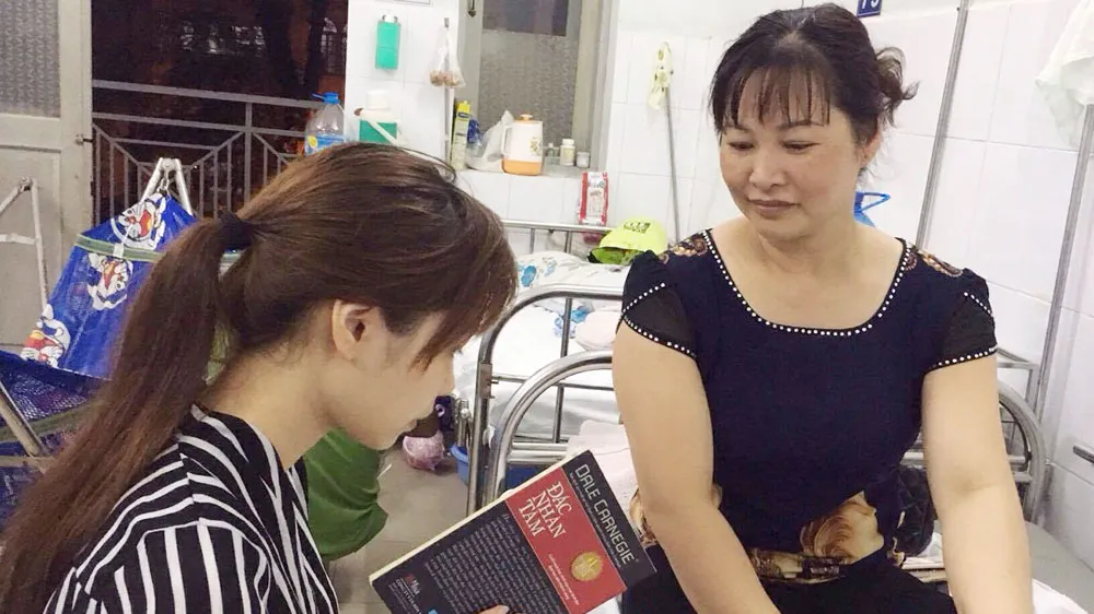 Sinh viên đọc sách thuê trong bệnh viện