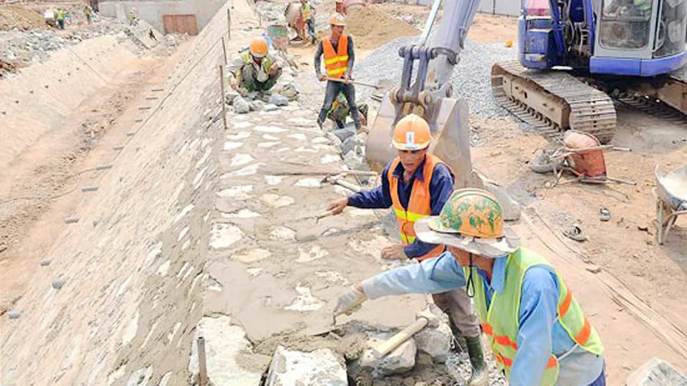 hi công hệ thống thoát nước trên kênh Hàng Bàng (đoạn qua quận 6)