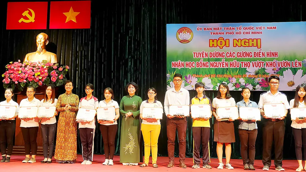 Giúp hàng chục ngàn học sinh vượt khó