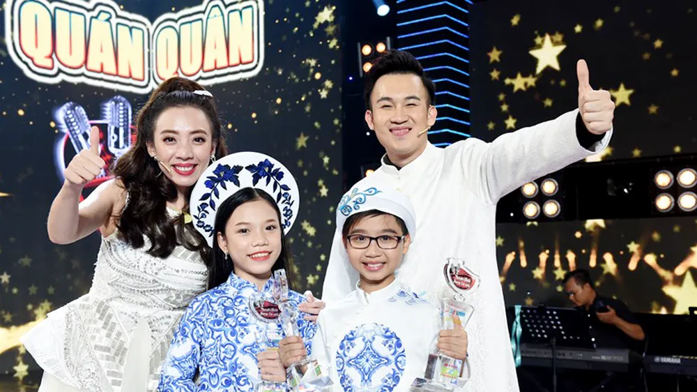 Đức Vĩnh, Quỳnh Anh chung vui cùng huấn luyện viên sau khi giành giải Quán quân Tuyệt đỉnh song ca nhí