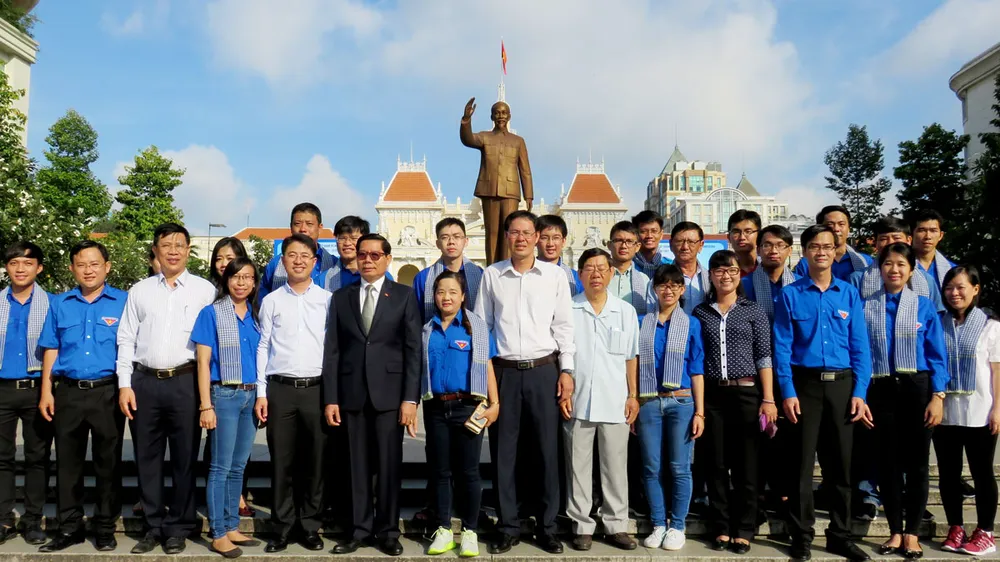Các chiến sĩ cùng lãnh đạo TPHCM chụp hình lưu niệm trong lễ xuất quân