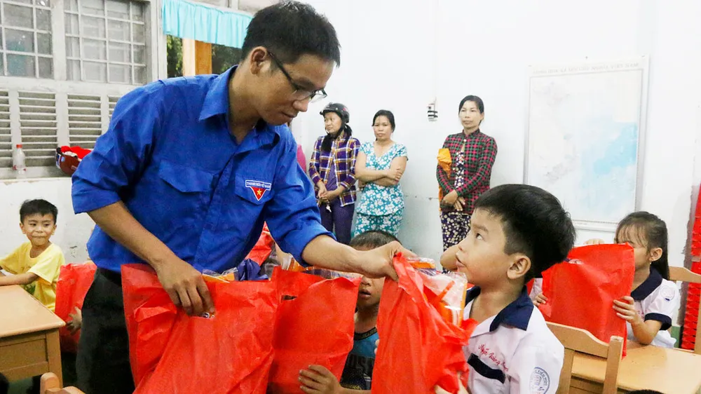 Mang “Trung thu mơ ước” đến với trẻ em Bến Tre