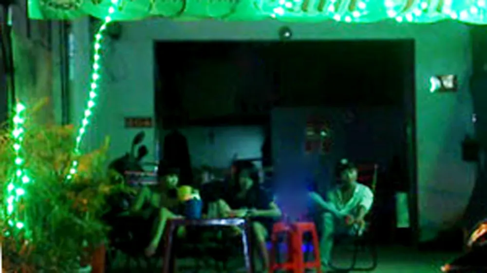 Con đường cà phê đèn mờ