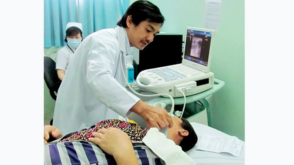 Bác sĩ BV Nhân dân 115 siêu âm cho bệnh nhân bệnh lý mạch máu não.