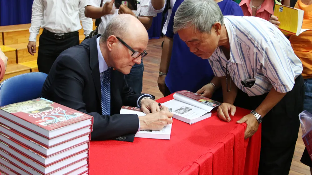 Nhà sử học Larry Berman ký tặng sách về vị tướng tình báo nổi danh Việt Nam Phạm Xuân Ẩn cho độc giả