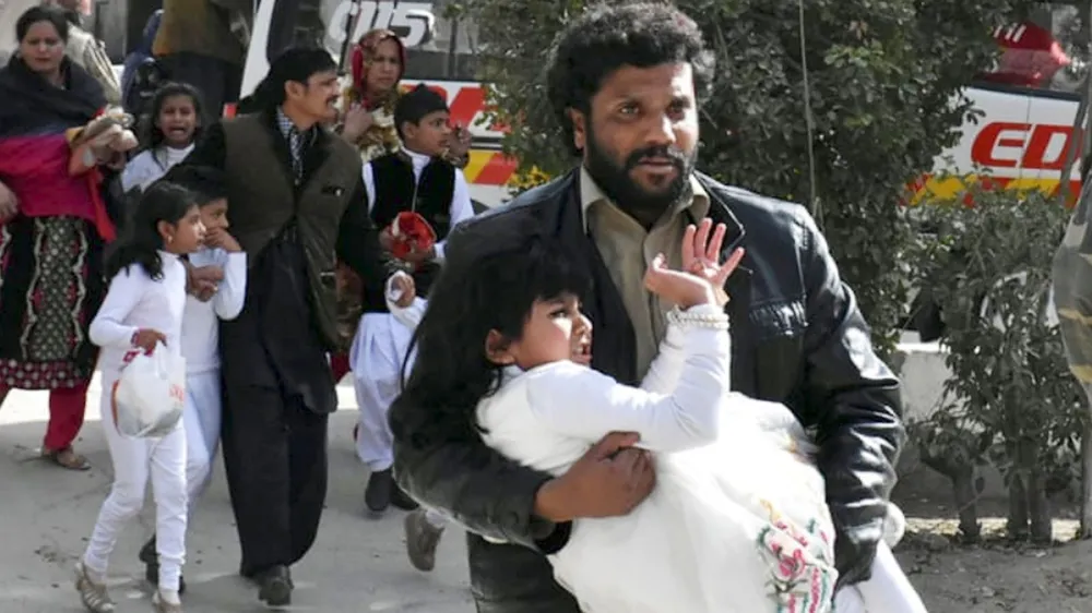 Sơ tán người dân sau vụ tấn công vào nhà thờ ở TP Quetta, tỉnh Baluchistan, Pakistan, ngày 17-12-2017. Ảnh: REUTERS