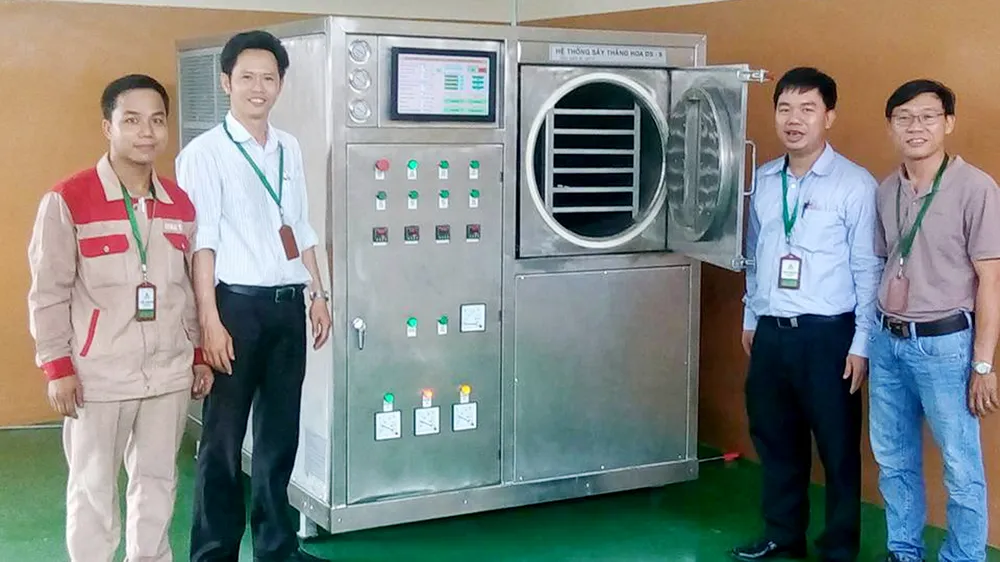 Tiến sĩ Nguyễn Tấn Dũng cùng các cộng sự bên máy sấy thăng hoa phiên bản DS-10